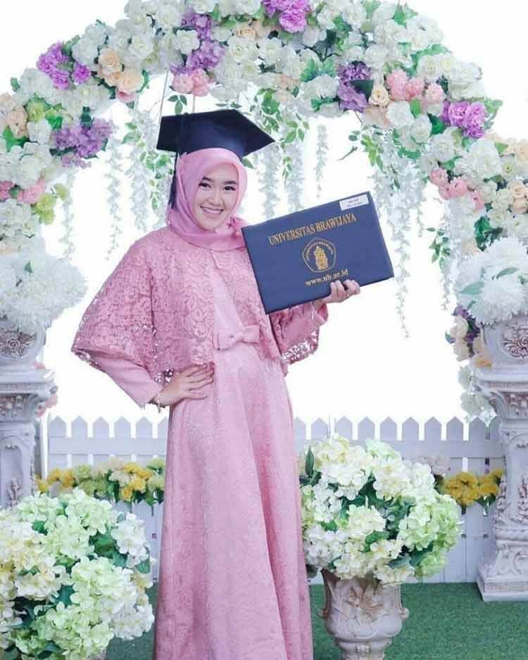 Model Hijab Syari Untuk Wisuda